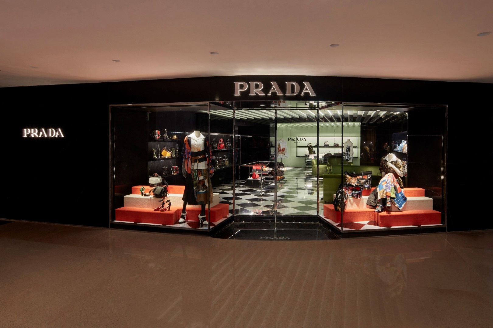 Prada Hong Kong: rinnovata e ampliata la boutique di Canton Road