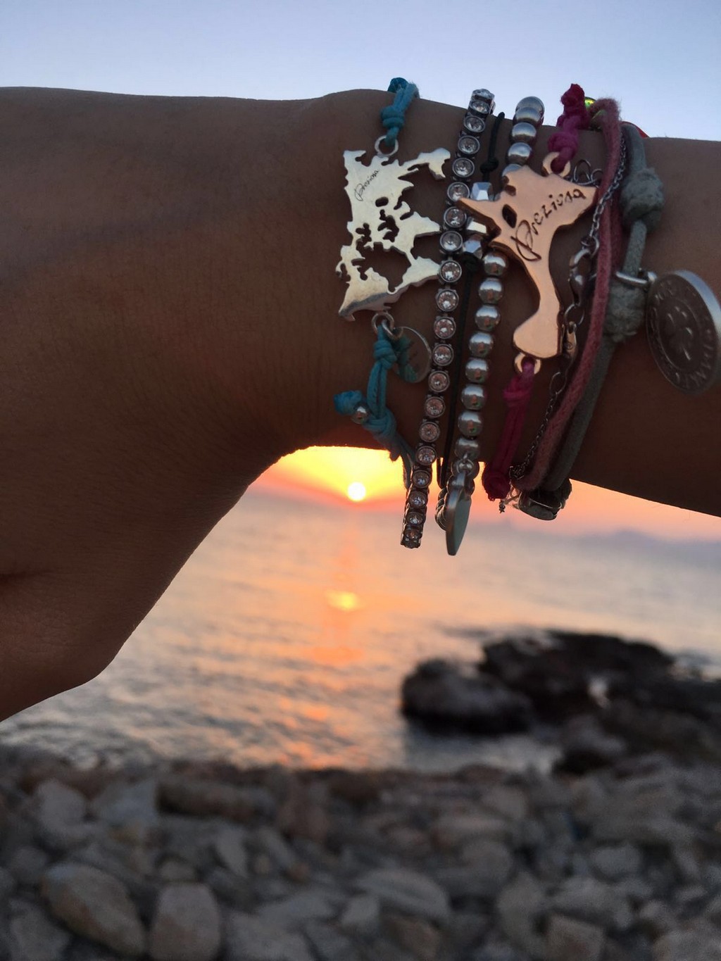 Formentera: Preziosa Jewelry crea il bracciale per il Tipic Club, le foto