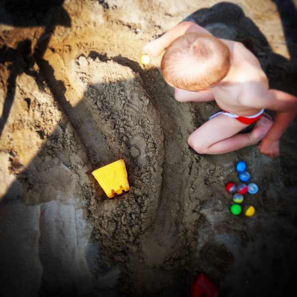 Come realizzare una pista per biglie in spiaggia