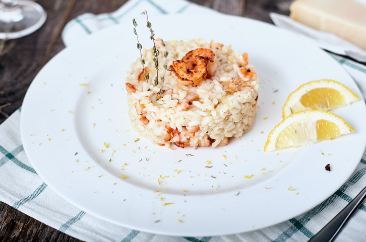 La ricetta del risotto con champagne e scampi per una cena romantica