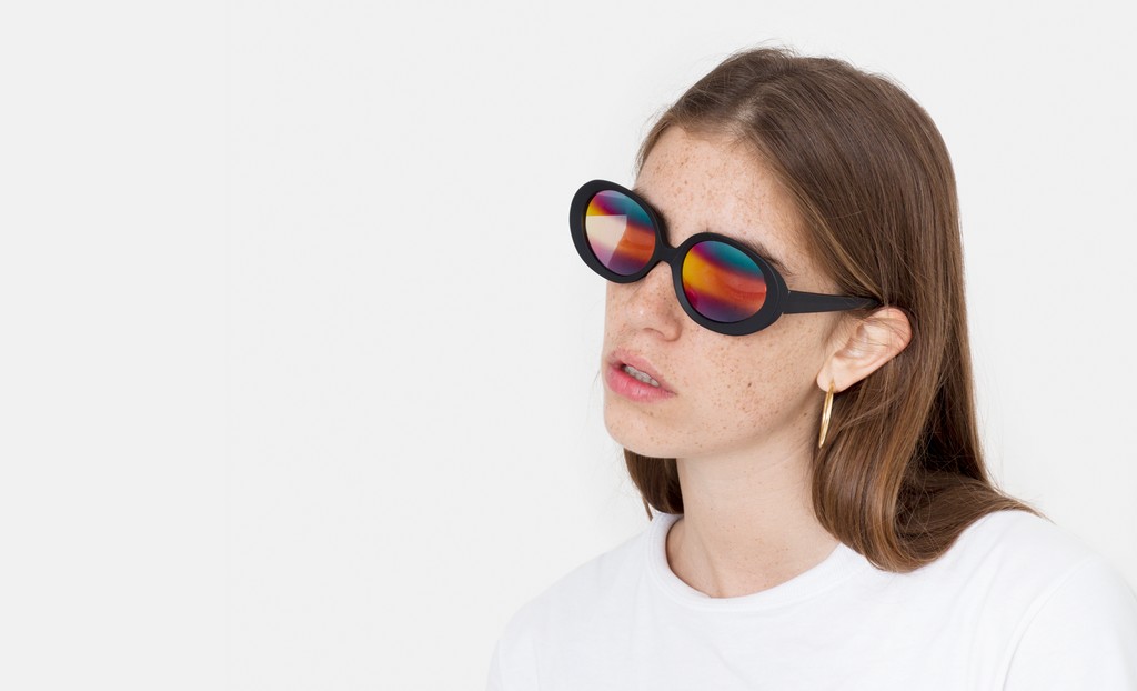 Occhiali da sole super: lenti specchiate arcobaleno per Ines M3, le foto