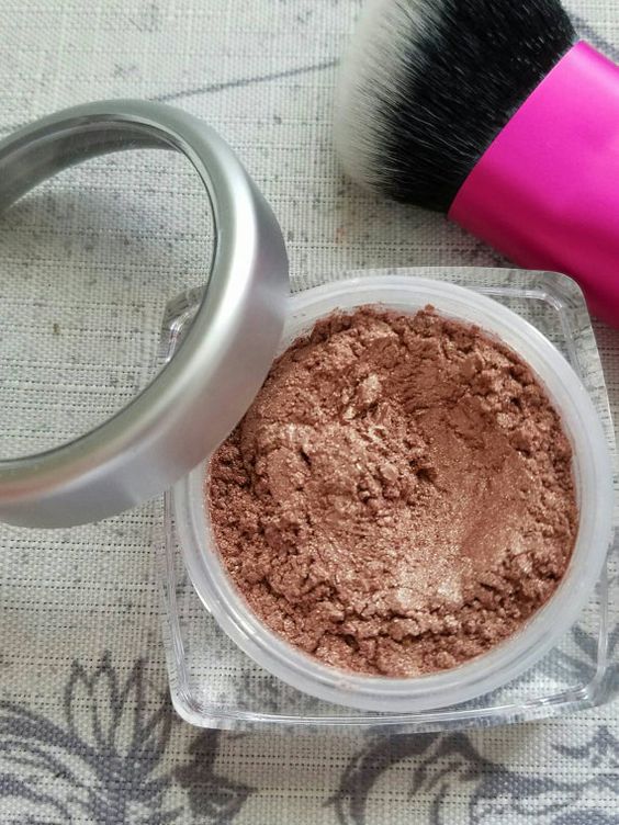 Terra minerale, come usarla come all over nel trucco