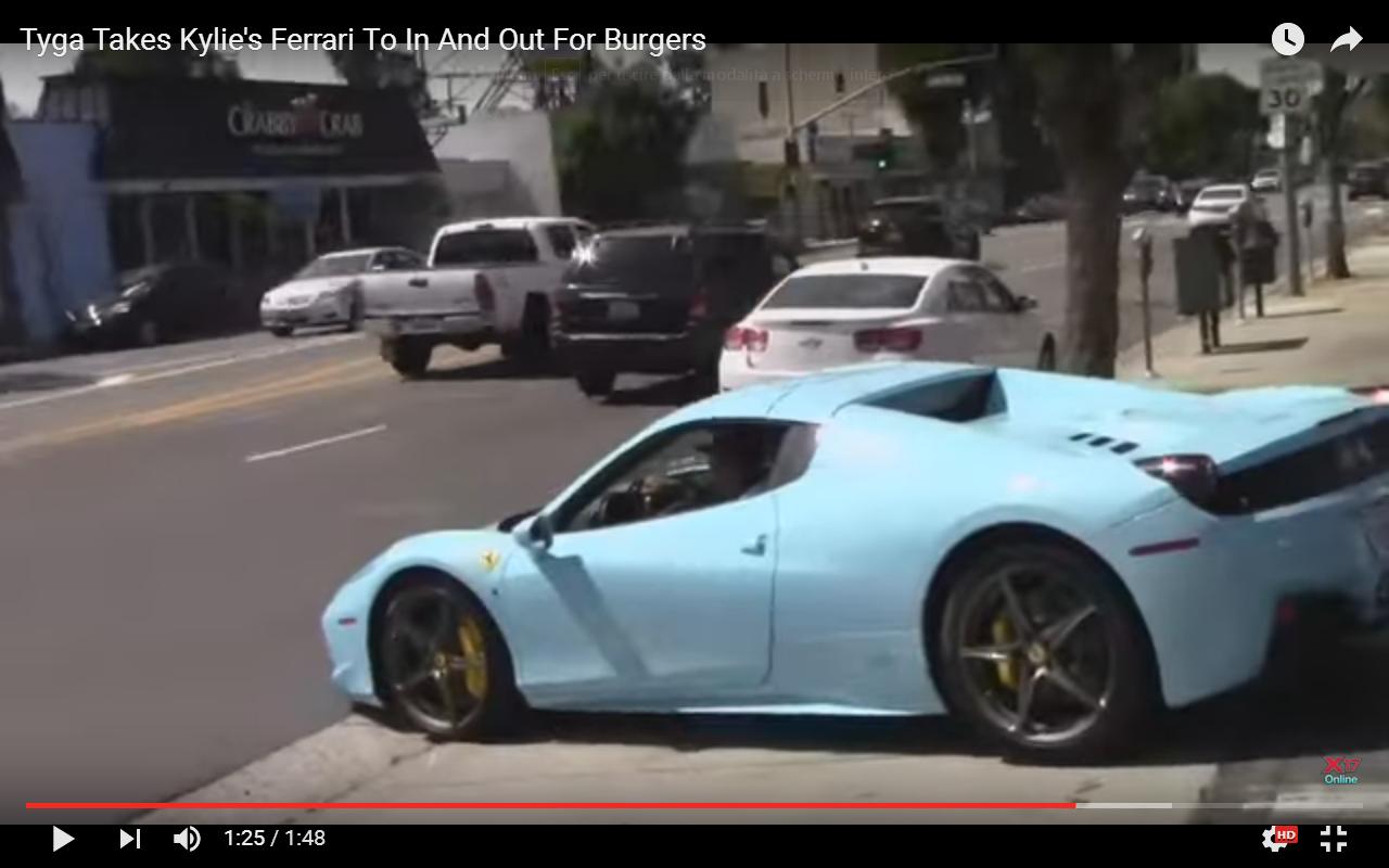Tyga con la sua Ferrari va a fare la spesa insieme a Kylie [Video]