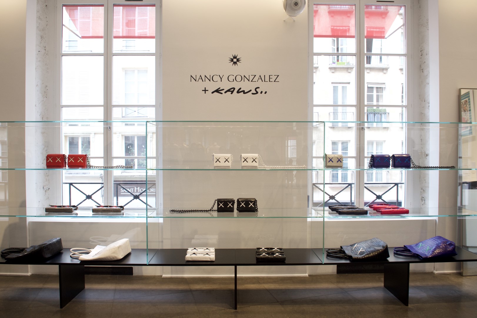 Nancy Gonzalez + KAWS: la capsule collection presentata a Parigi da Colette, le foto del party