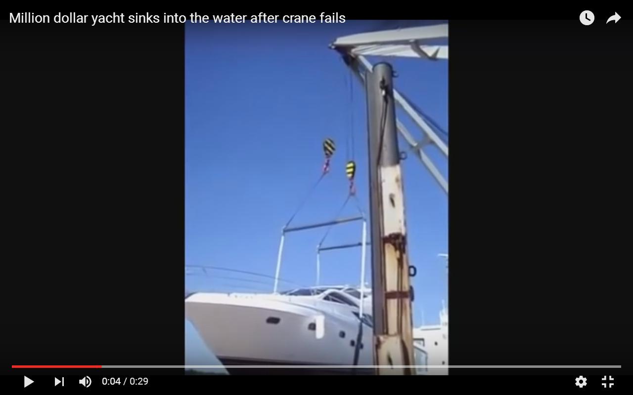 Yacht scivola dalla gru e piomba in acqua [Video]