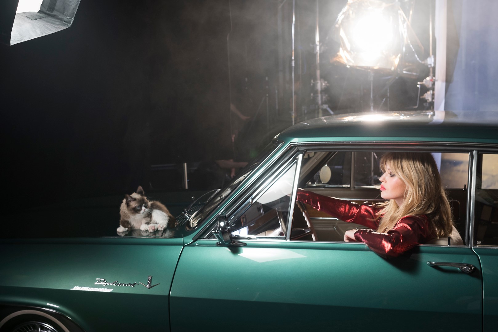 Calendario Opel 2017: protagonisti Georgia May Jagger e “Grumpy Cat”, gli scatti di Ellen von Unwerth