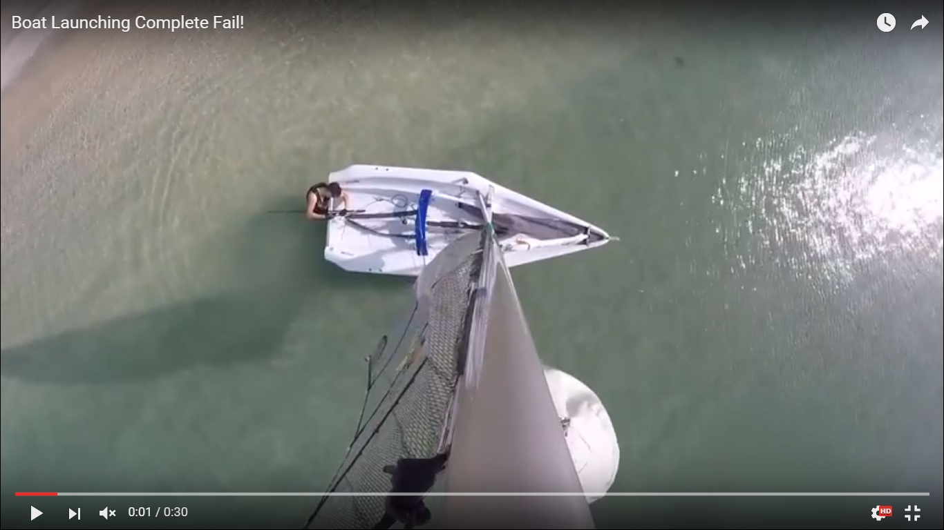 La barca a vela si ribalta quando il proprietario sale a bordo [Video]