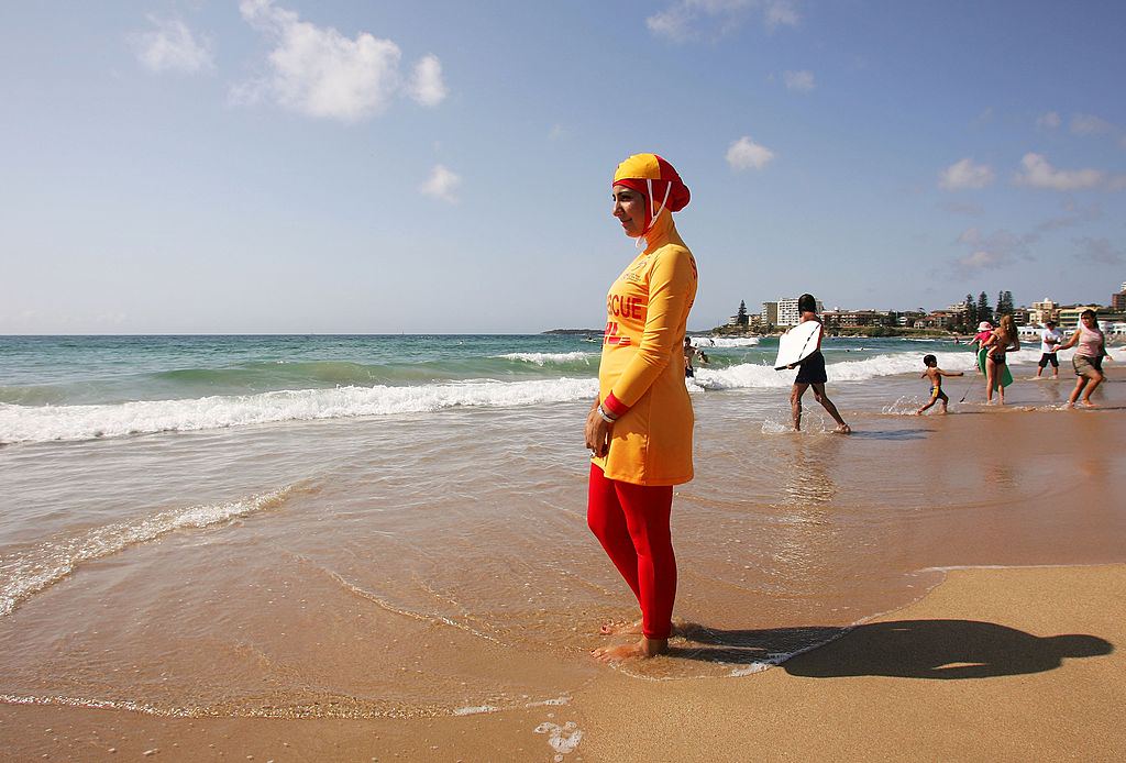 Vietato il burkini in spiaggia: è polemica in Francia