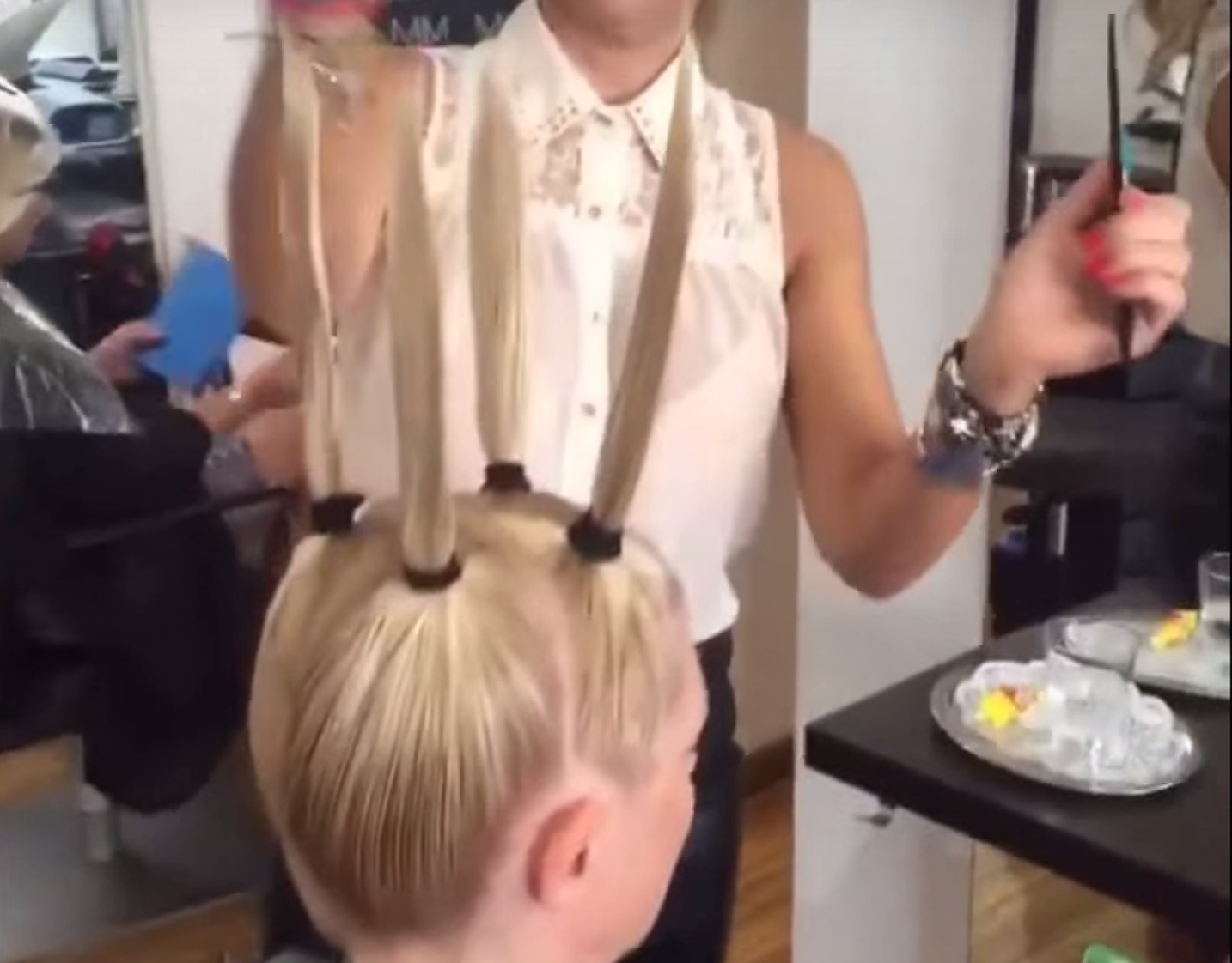 Tagliare capelli, la tecnica esilarante che fa impazzire il web (VIDEO)
