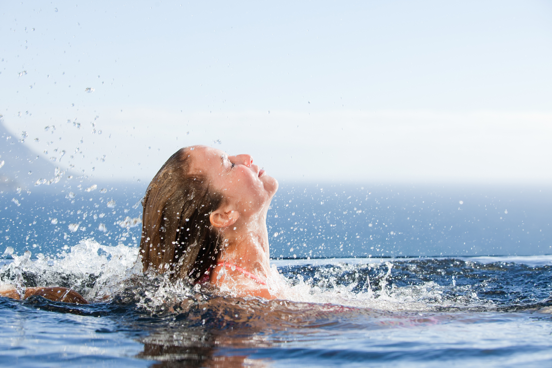 Come curare i capelli dopo una giornata in spiaggia