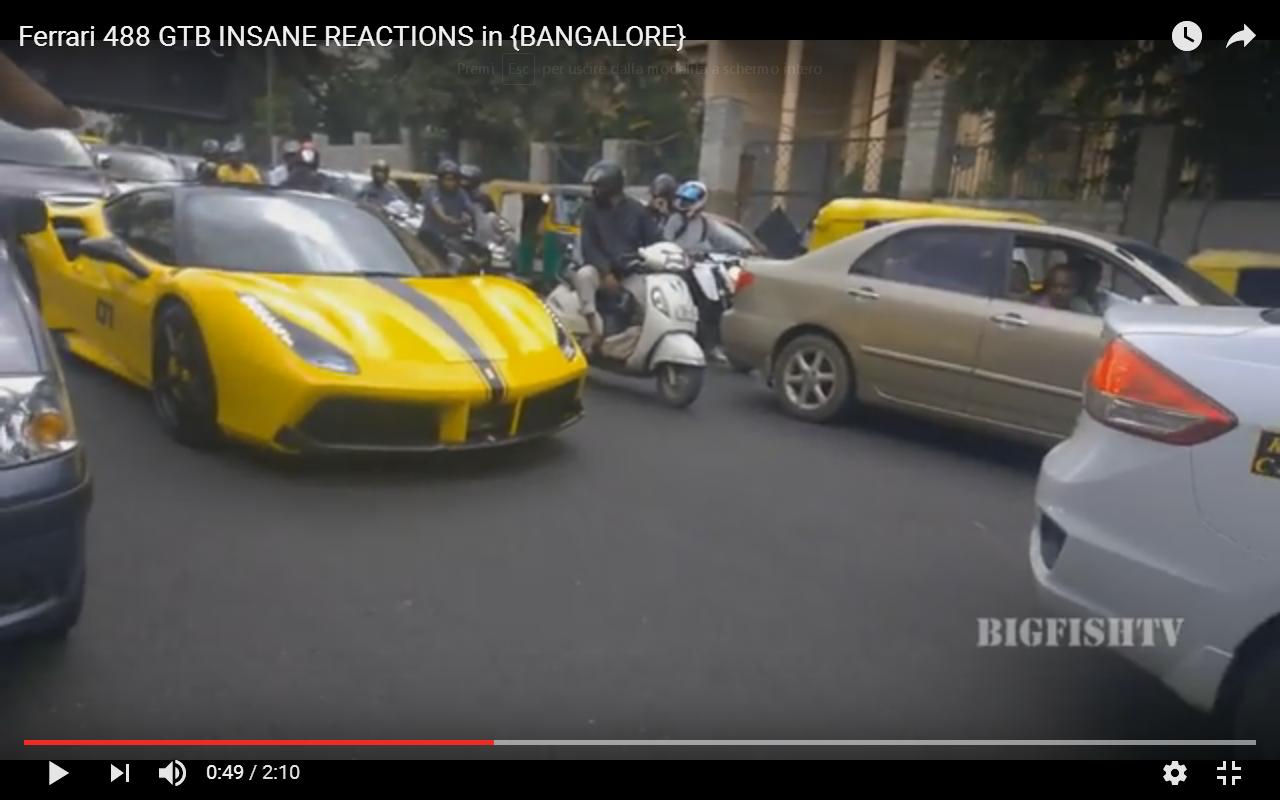 Ferrari 488 GTB conquista gli sguardi di tutti a Bangalore India [Video]