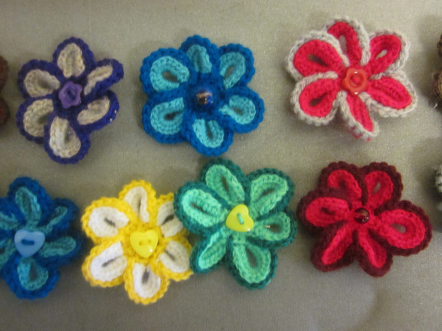Fiori all'uncinetto bicolor