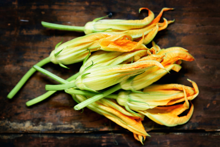 Come pulire i fiori di zucca e usarli in cucina