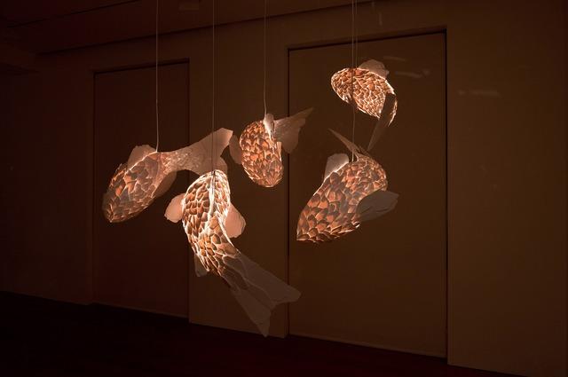 Installazioni luminose: la Gagosian Gallery di Roma ospita la mostra Frank Gehry: Fish Lamp