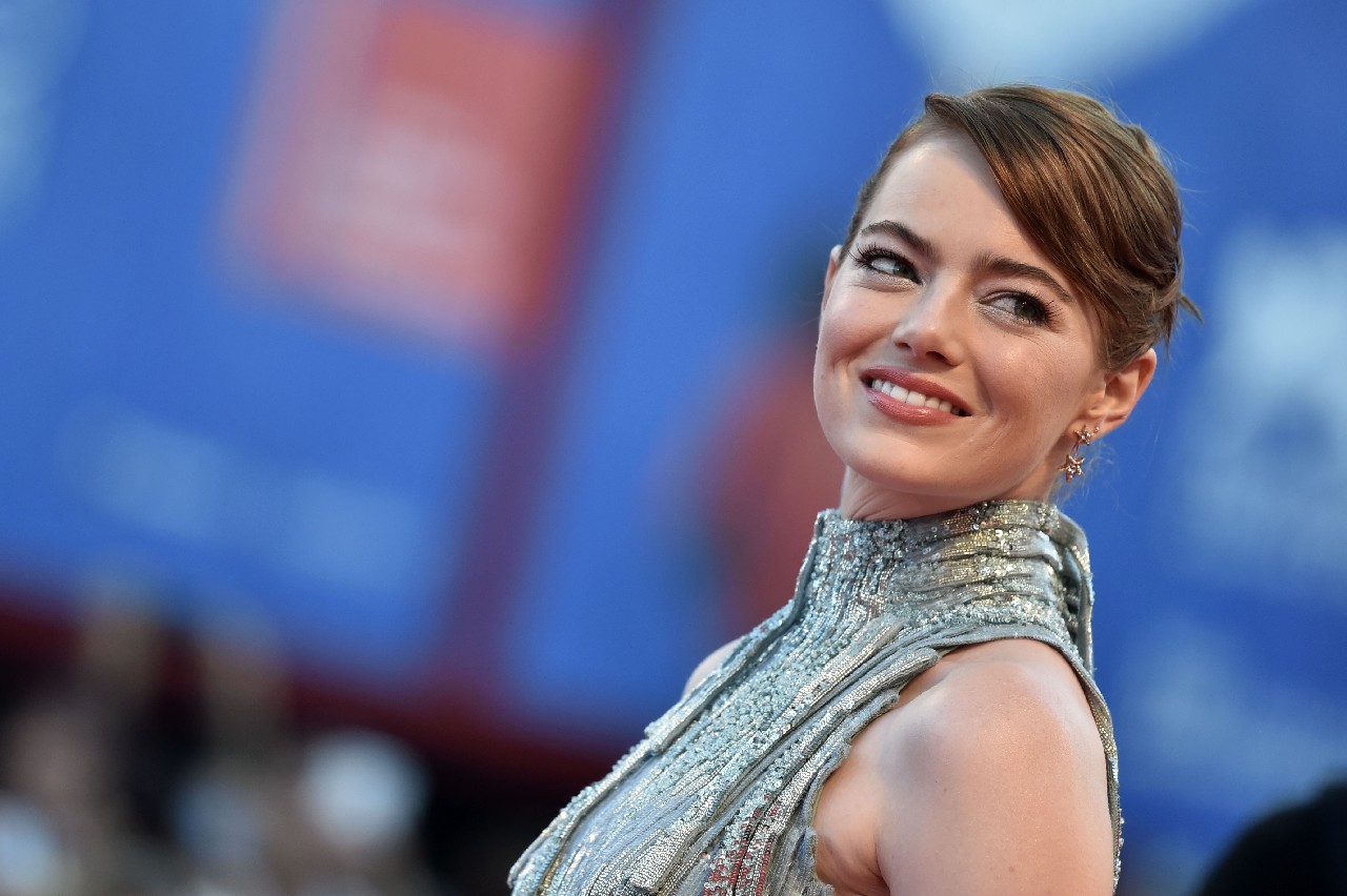 Festival Cinema Venezia 2016: la cerimonia d’apertura e il red carpet con Emma Stone, Gemma Arterton e Jeremy Irons