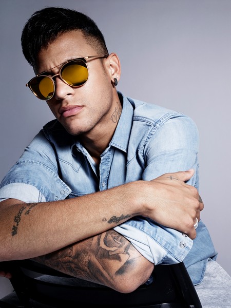 Neymar Jr Police: gli occhiali da sole in oro 24K in edizione limitata, le foto