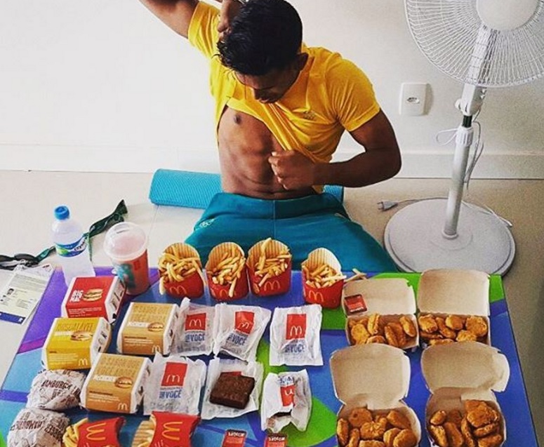 Atleta australiano perde e si consola con lo junk food