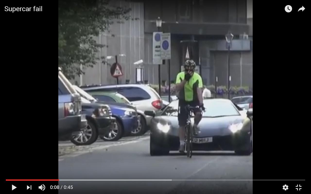 Conducente di una Lamborghini Aventador provocato da un ciclista [Video]