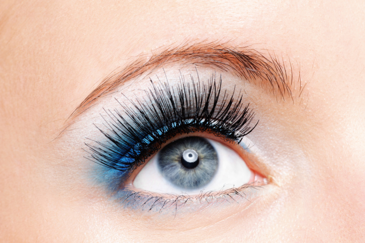 Trucco occhi a effetto denim col make-up minerale, quali prodotti usare
