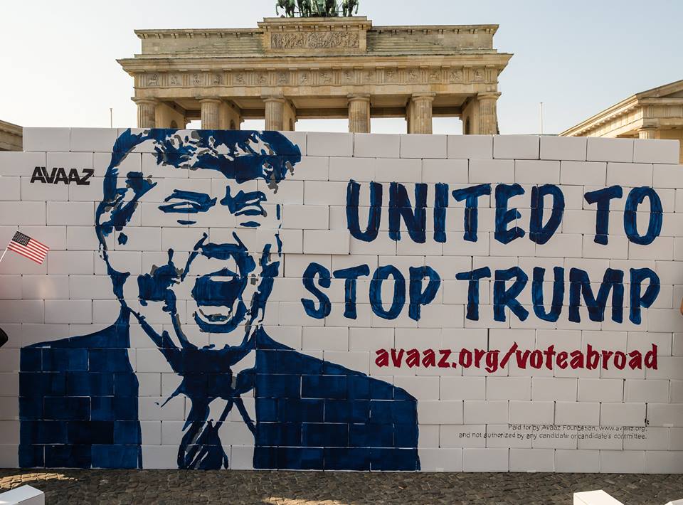 “United to stop Trump”, gli attivisti Avaaz a Berlino