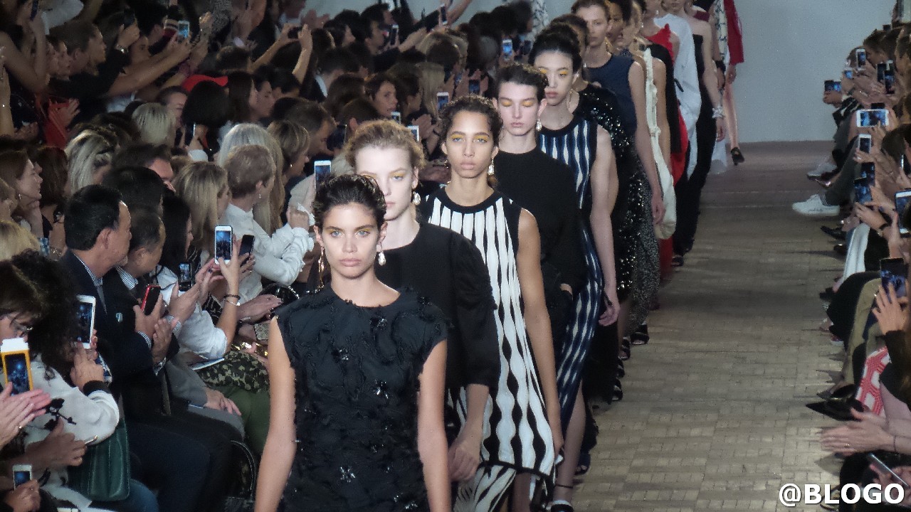 Sportmax collezione primavera estate 2017: leggerezza spensierata, il video e le foto della sfilata a Milano