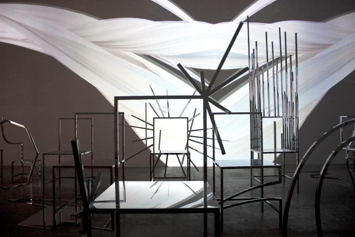 L&#8217;installazione 50 Manga Chair di Nendo approda a New York, video