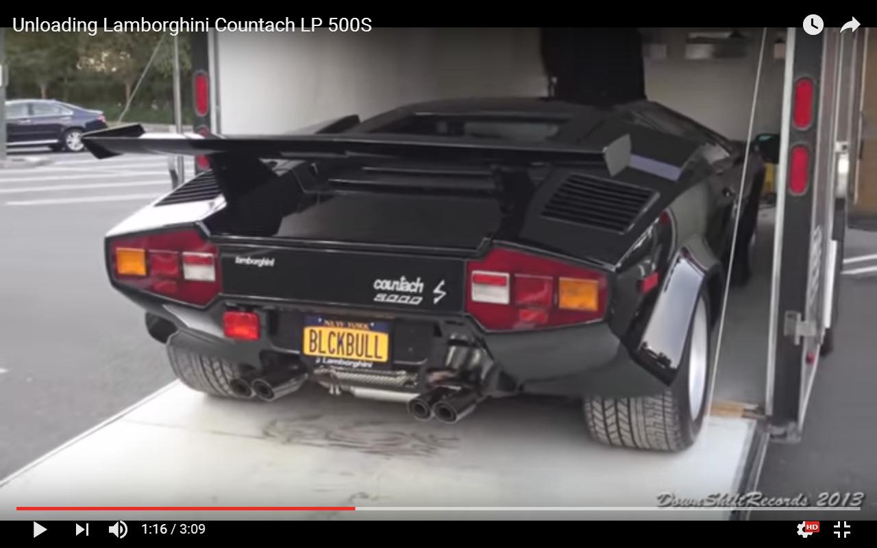 Lamborghini Countach scaricata da un camion [Video]