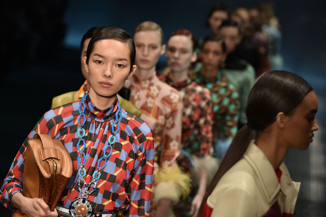 Prada collezione donna primavera estate 2017: il retrò pop anni &#8217;60, la sfilata a Milano