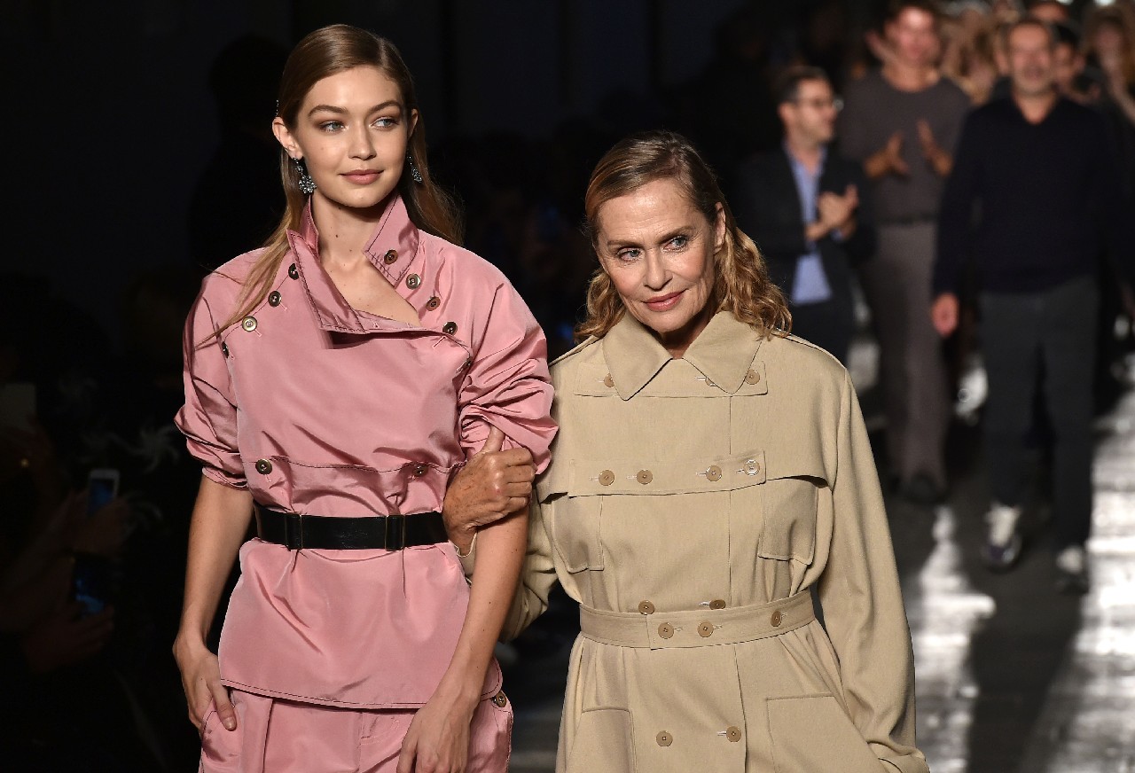 Bottega Veneta collezione primavera estate 2017: in passerella Gigi Hadid e Lauren Hutton, Irina Shayk e Adriana Lima