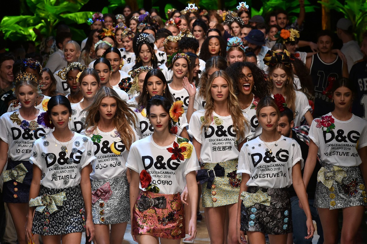 Dolce&Gabbana collezione donna primavera estate 2017: il Tropico Italiano, guest Cameron Dallas, Lucky Blue Smith e i Millennials