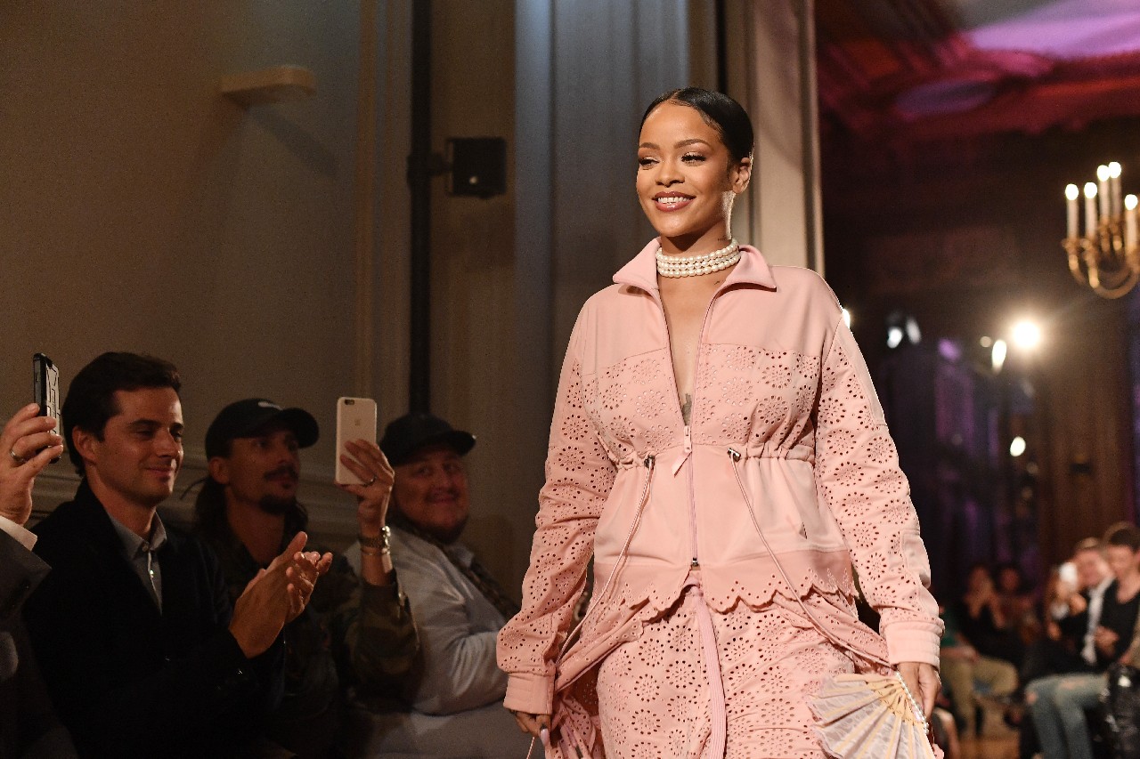 Fenty PUMA by Rihanna collezione primavera estate 2017: la sfilata a Parigi, tocchi regali e street style