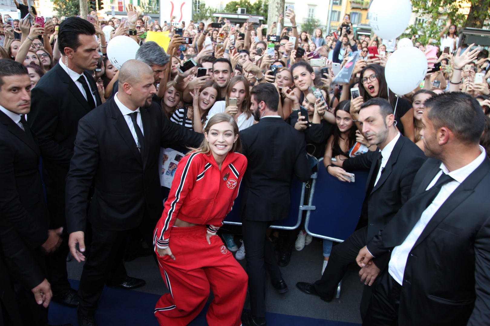 Gigi Hadid Tommy Hilfiger: la modella incontra i fans a Milano