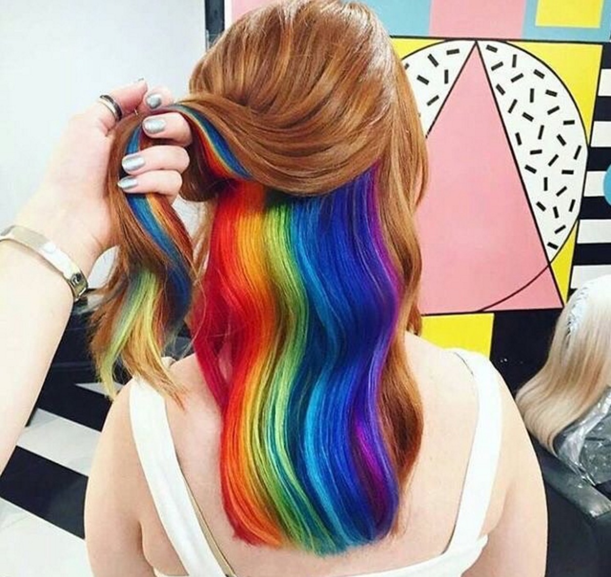 Tendenza capelli 2016: hidden rainbow hair