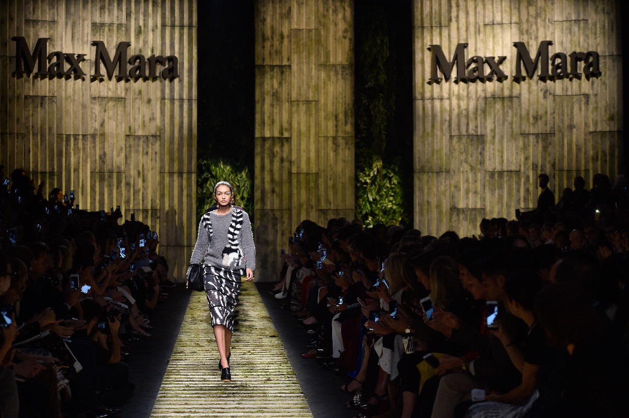 Max Mara collezione primavera estate 2017: in passerella Gigi Hadid e Bella Hadid, il jungle tropical moderno e audace