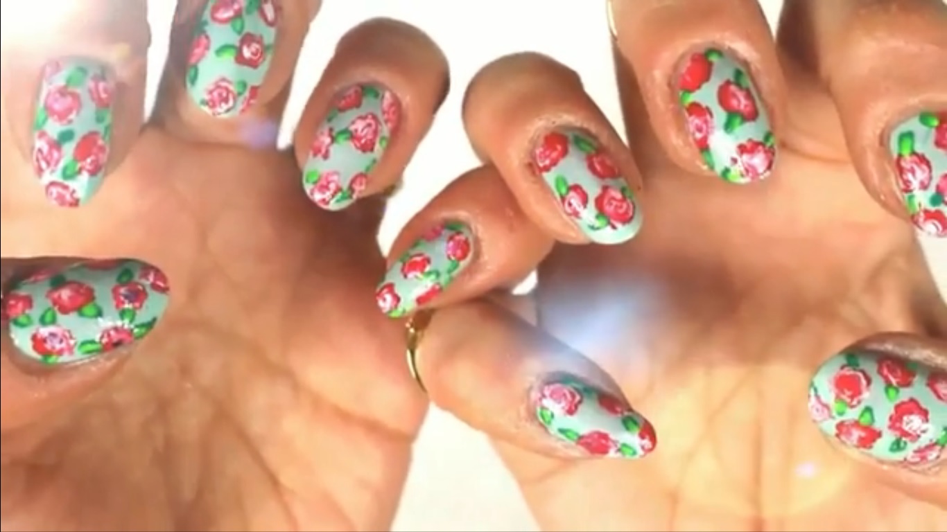 Nail art, il video tutorial per unghie decorate in stile vintage e floreale