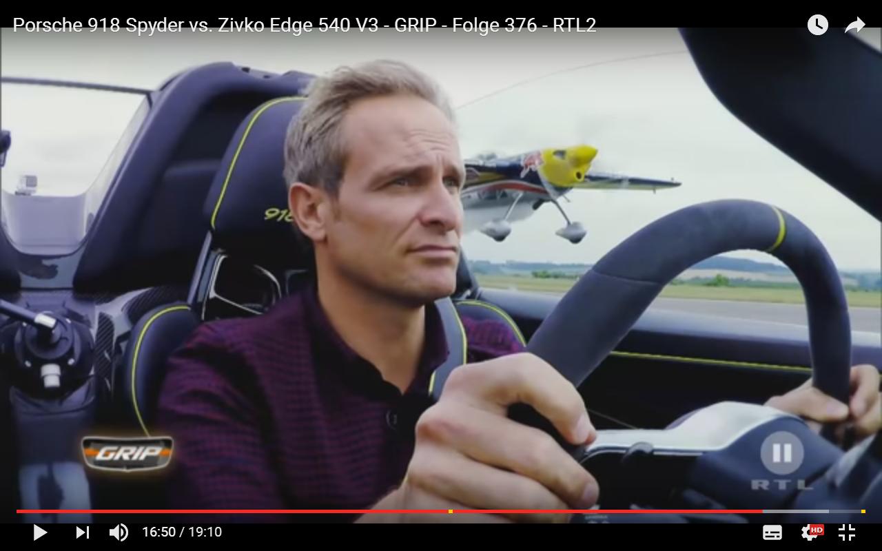 Porsche 918 Spyder contro aereo [Video]