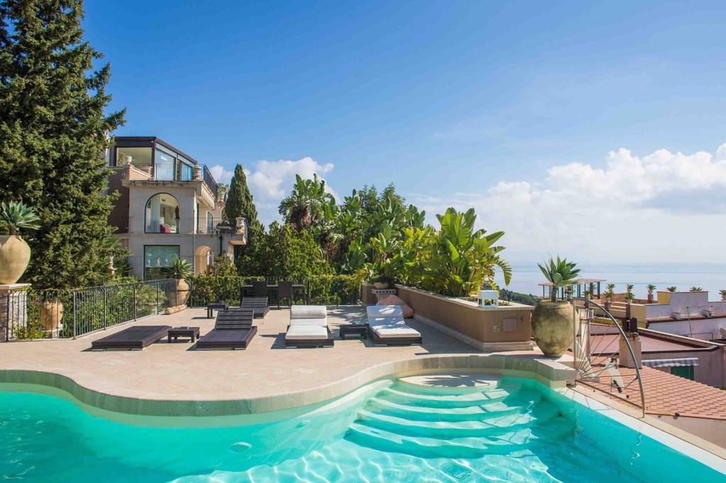 In vendita a Taormina villa di lusso con 15 camere a picco sul mare