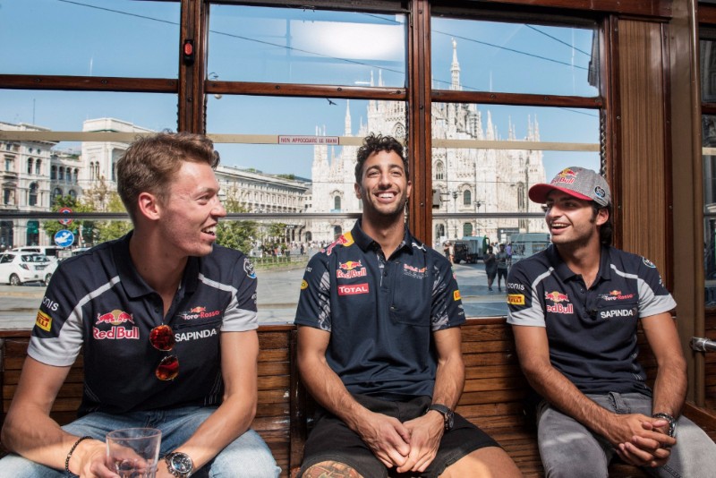 Gp Monza F1 2016: Ricciardo, Sainz e Kvyat su uno storico tram a Milano