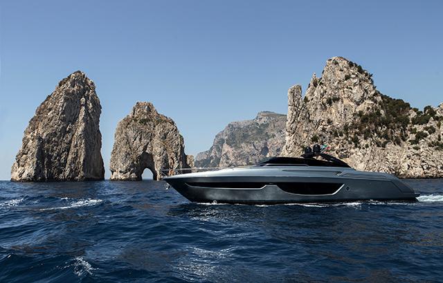 Yacht di lusso 76’ Bahamas, il nuovo convertibile Riva