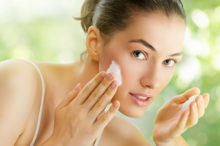Come curare la pelle prima e dopo un peeling chimico