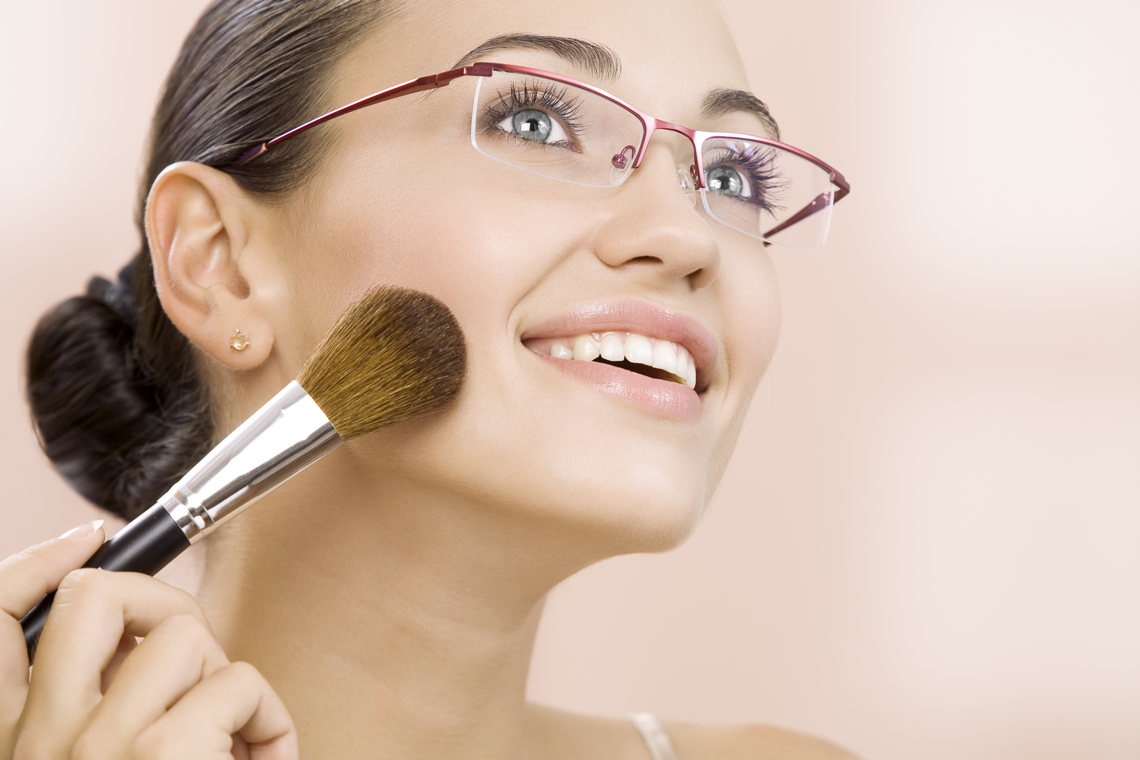 Occludendo i pori della pelle del viso, il make up può favorire l'insorgenza di brufoli e punti neri.