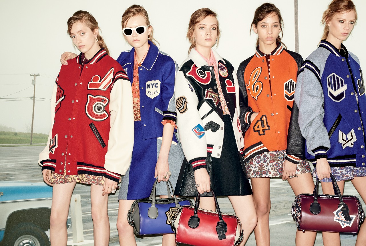 Coach collezione autunno inverno 2016 2017: la linea Varsity, ispirazione sportiva e grafiche maschili