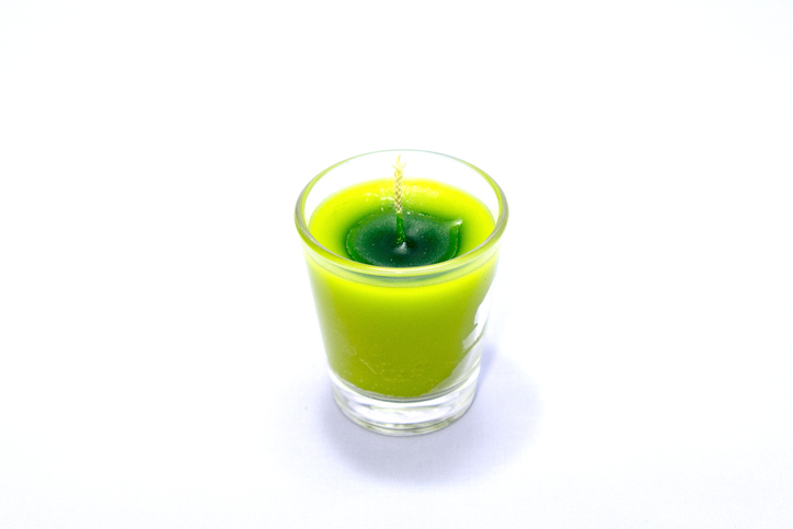 Posizionate lo stoppino dentro l'olio (è meglio se lo fate prima e poi versate dentro l'olio): incollatelo con la colla a caldo.