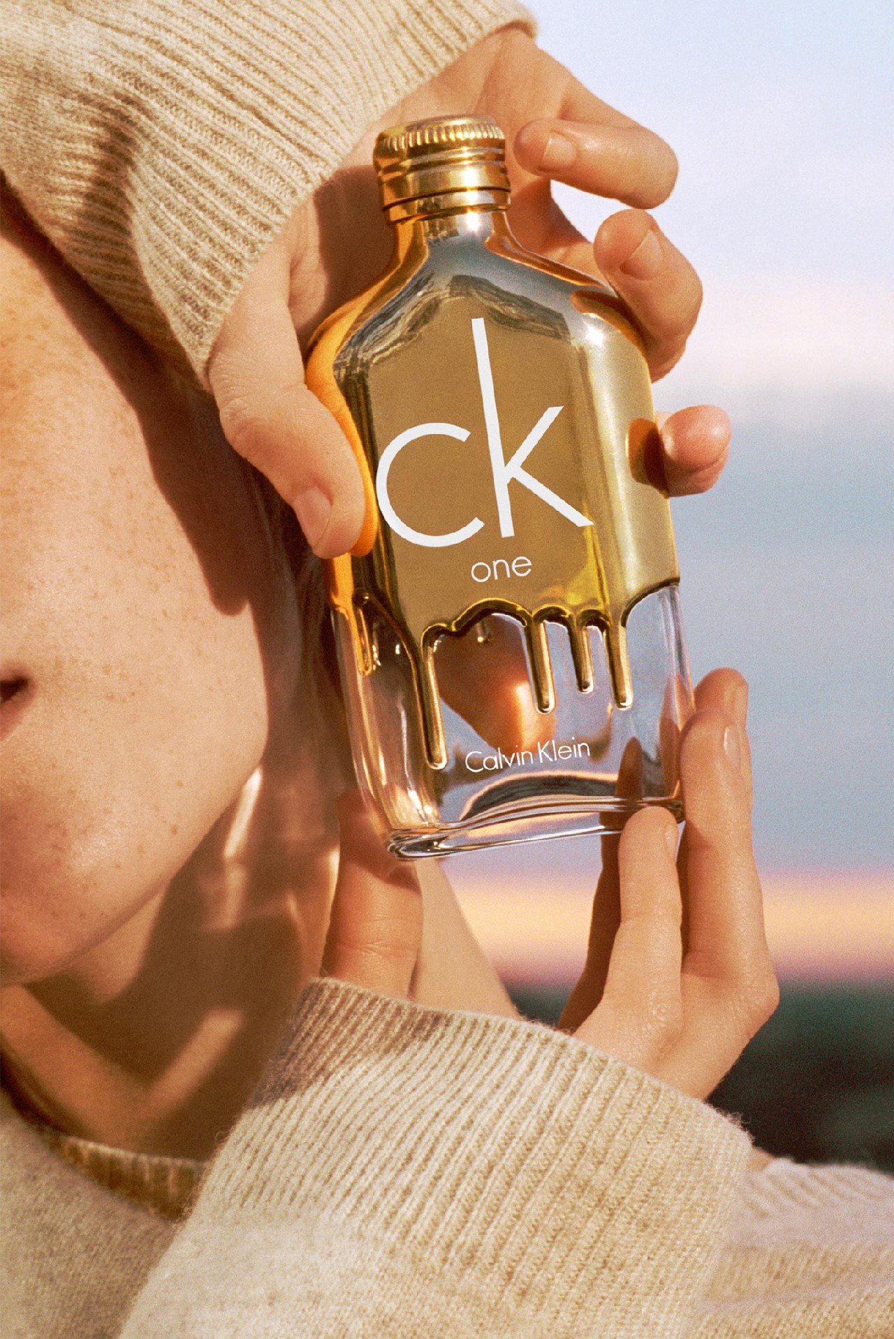 CK One Gold profumo: la nuova fragranza in limited edition, le foto