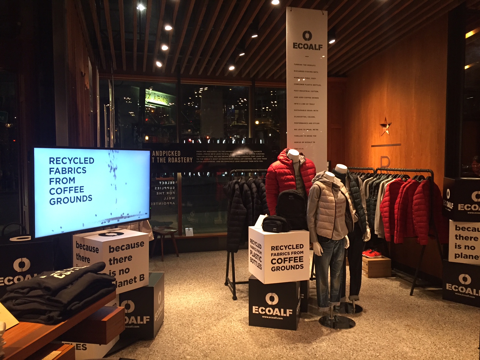 Starbucks Seattle: il pop up store con i capi ecosostenibili di Ecoalf