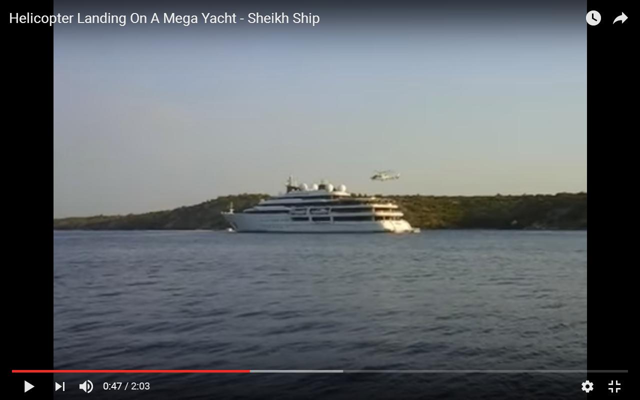 Grosso elicottero atterra sullo yacht di lusso dello sceicco