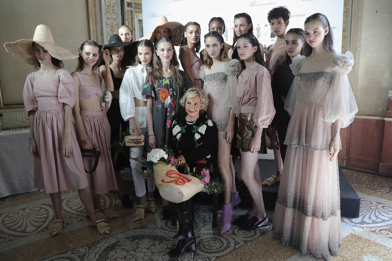 Blumarine collezione primavera estate 2017: gli anni &#8217;20 messicani, guest Anna Safroncik e Martina Colombari