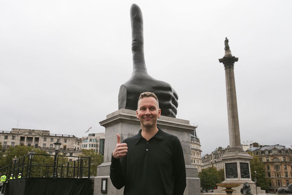 Londra, a Trafalgar Square la maxi scultura di David Shrigley