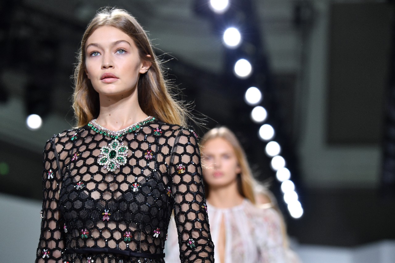 Giambattista Valli collezione primavera estate 2017: in passerella Gigi Hadid, guest  Salma Hayek, la sfilata a Parigi