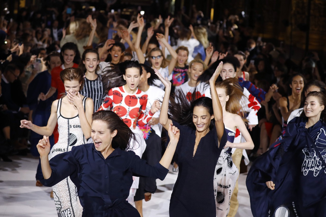 Stella McCartney collezione primavera estate 2017: il girl power, la sfilata a Parigi